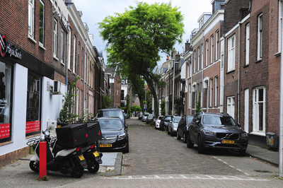 904383 Gezicht in de Palmstraat te Utrecht, uit het westen, vanaf de kruising met de Poortstraat.